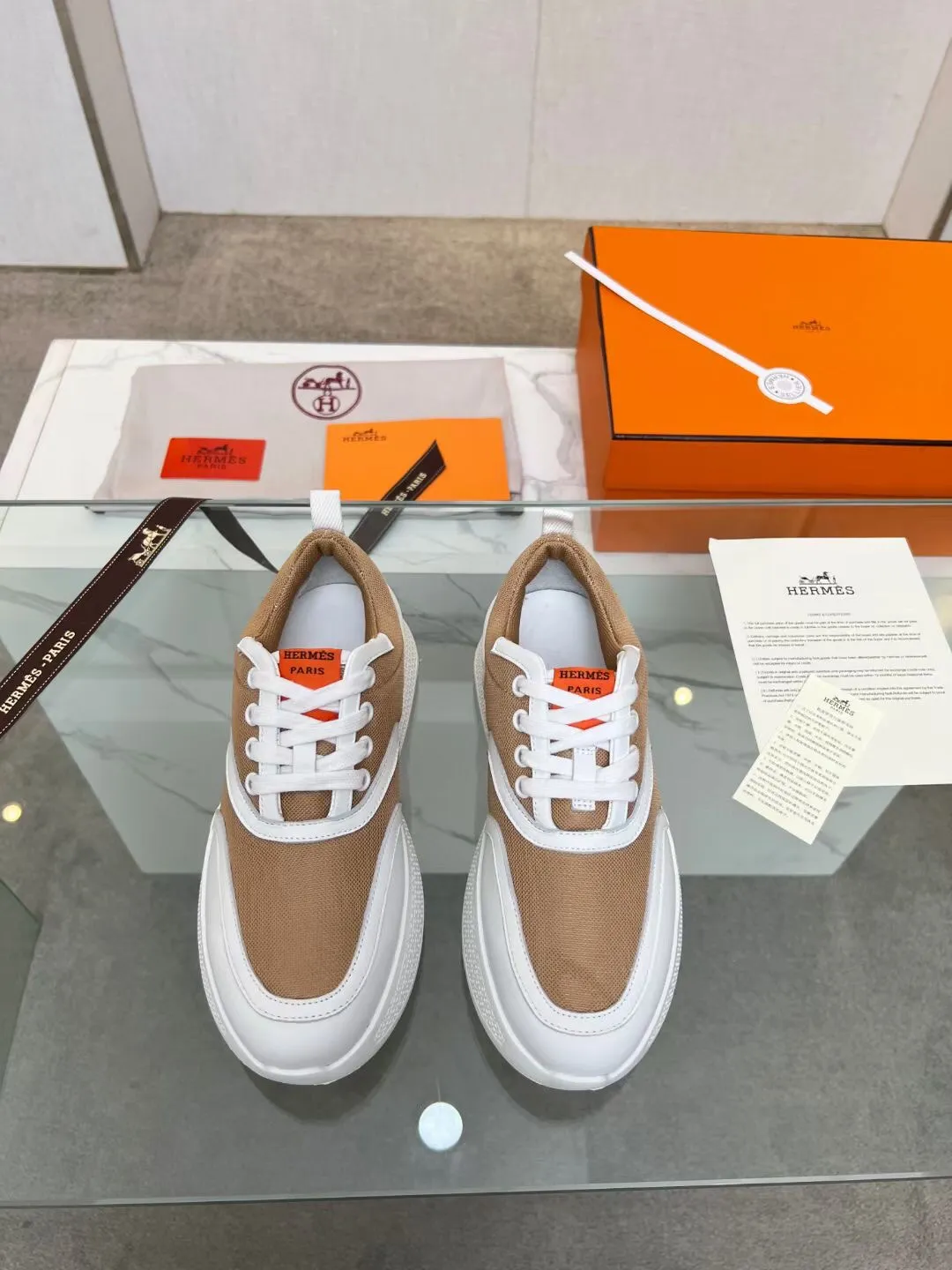 👟👟Ex-factory price 620👟👟 Men’s size +10 Hermès new slim waist for couples, first launched in North America, heightening-flowing shoes! The legs instantly look much thinner, the heels are 5CM high, and the new Hermès panda gigs bread shoes are so cute. The foot feels super comfortable and 100% made of Hermès special fabrics and Italian calfskin 1🆚1. Large 㡳 private mold sole, oversized shoe 㡳 decorated with geometric patterns to create a dynamic and fashionable style, soles Hermès orange! Female size 35-41 (35, 40, 41 can be customized and non-returnable) Male size 38-47 (38, 45, 46, 47 can be customized and non-refundable)